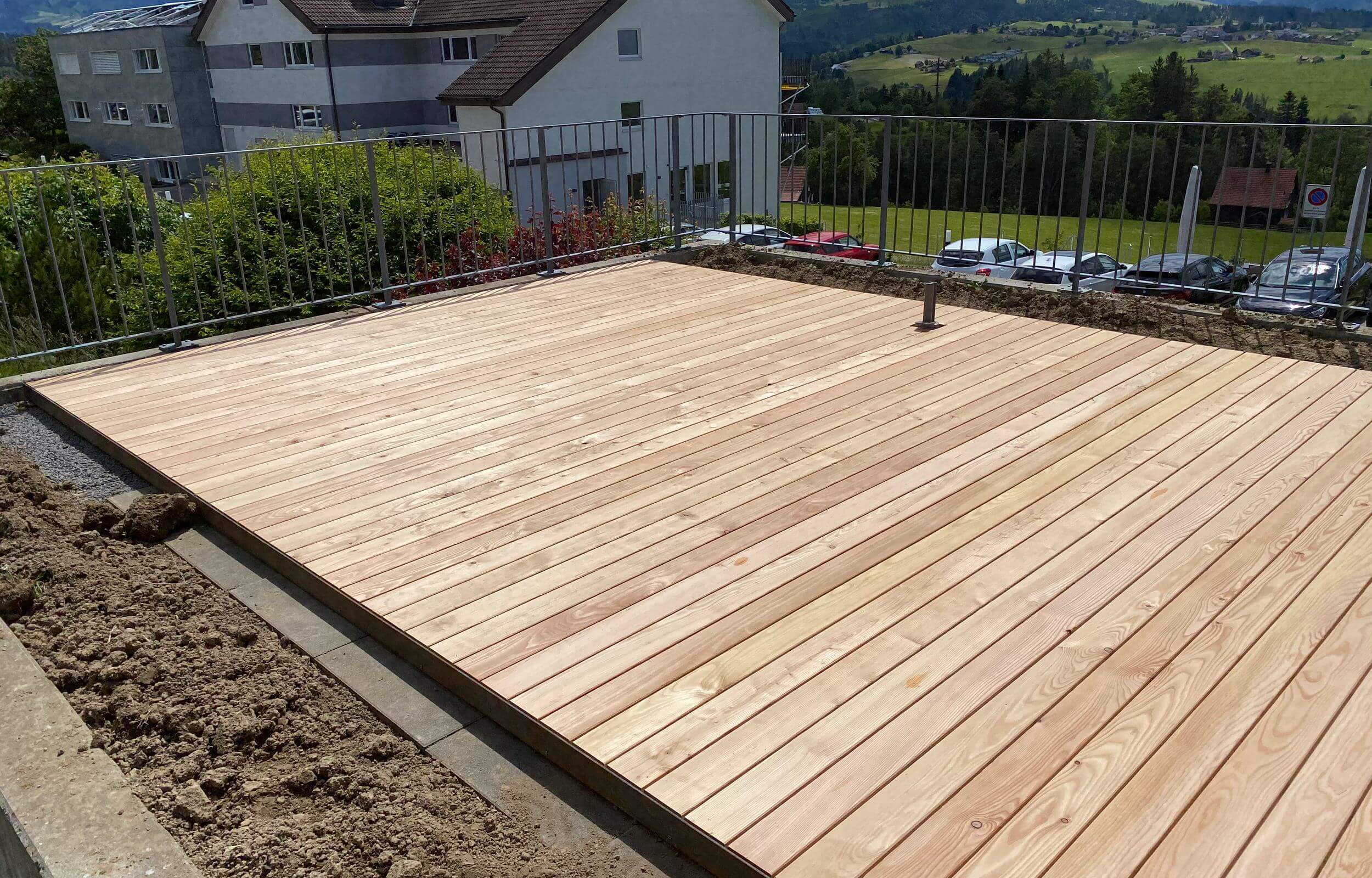 Neu angelegtes Holzdeck mit Blick über die Umgebung